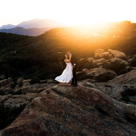 Drohnenaufnahmen für eure Hochzeit Drohnenfoto von einem Hochzeitspaar beim Fotoshooting