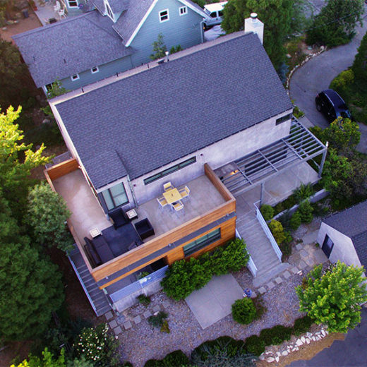 Erstellung professioneller Videos von Immobilen für Immobilienmakler Luftaufnahme von modernem Haus mit Grundstück