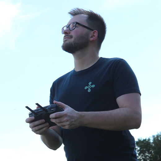 Drohnenpilot Dominik Scheffke beim Steuern einer Drohne