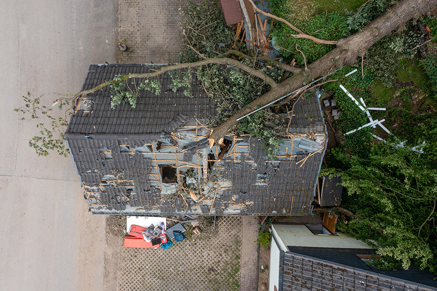 Unwetterschaden - Umgestürzter Baum auf Dach