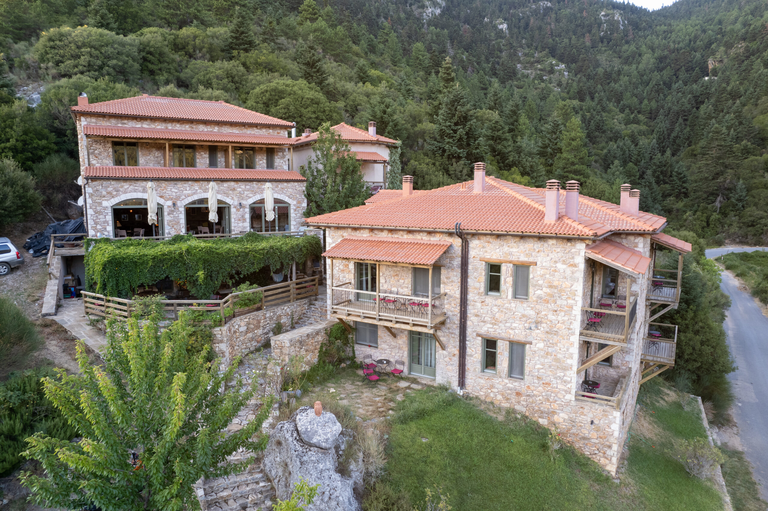 Drohnenaufnahme von einem Hotel in den Bergen Griechenlands