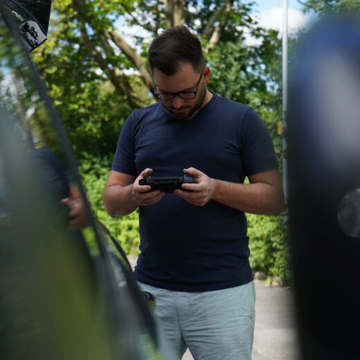 Dominik Scheffke steuert konzentriert seine Drohne