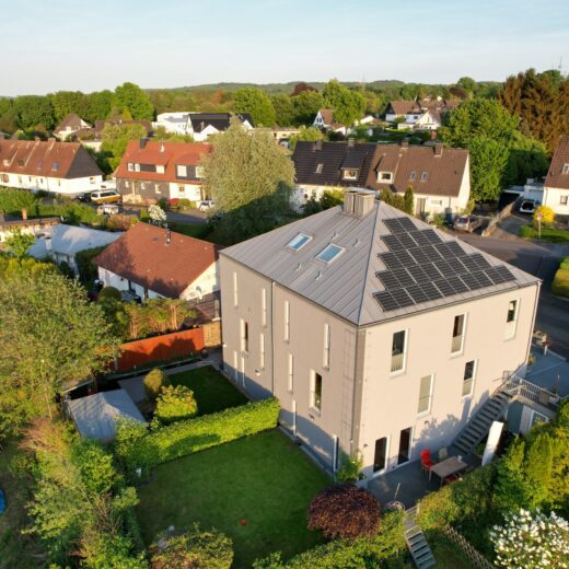 Drohnenfoto von einem modernen Haus mit Solaranlage und Garten